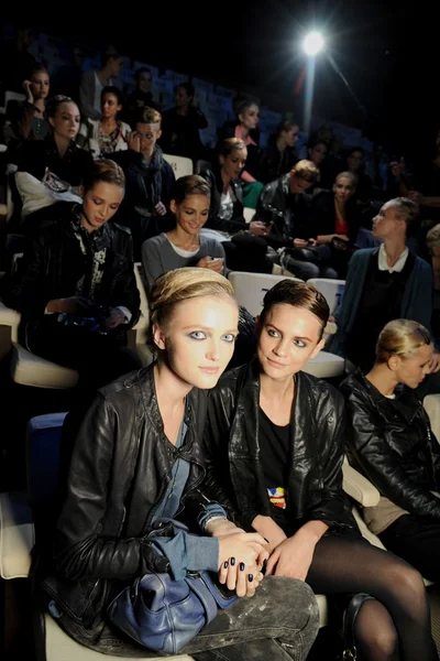 Look 16